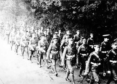 Britische Truppen auf dem Marsch von English Photographer